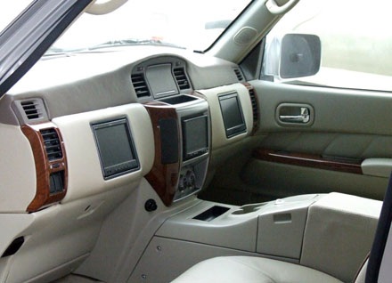 Người lái là người ngồi trước hay ngồi sau? - 4 Nhưng thay vào đó là cơ man màn hình của hệ thống giải trí